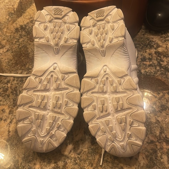 K Swiss shoes white size 8 very gently worn. - Picture 2 of 8